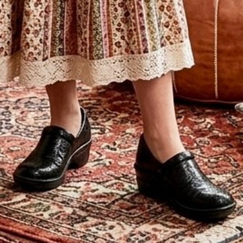 BOC Born Concept Womens Black Embossed Floral Paisley Peggy Clogs Shoes Size 7.5